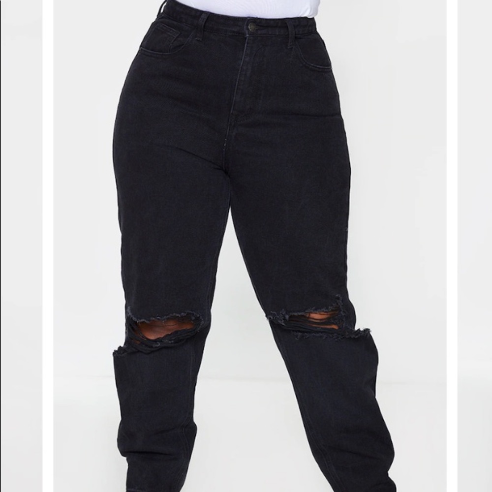 PRETTYLITTLETHING Plus Washed Black Knee Rip Mom Jeans
